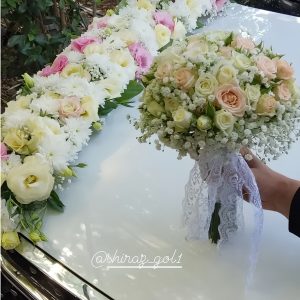 دسته گل رز مینیاتوری و ماشین عروس